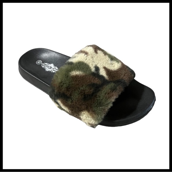 CHARLES ALBERT NWOT Fuzzy Camouflage Slides - Picture 1 of 3